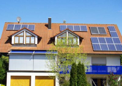 Photovoltaik Montage mit neuen Modulen in Schönbronn