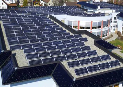 Solarstrom Versorgung mit Photovoltaik Anlagen auf Dächern von Gebäuden